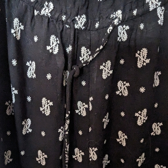 Jennifer black floral romper, off shoulder or on, big key hole in back - Picture 4 of 7